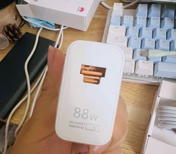 李小加公司被曝要求员工付费100万上班、拒绝就被优化最新回应；杭州某大厂员工受贿9千多万家里搜出大量金条；软银几乎清仓阿里(图4)